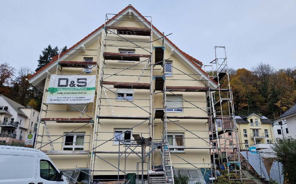 Gerüstbau für Dachrinnenreinigung und Lackierarbeiten im Außenbereich für eine komplette Haussanierung in Speyer und Mannheim