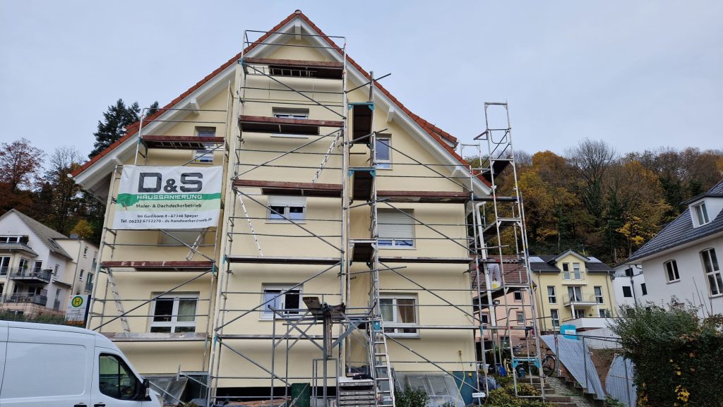Gerüstbau für Haussanierungen mit Fensterbau in Speyer und Mannheim sowie Freiburg und Offenburg