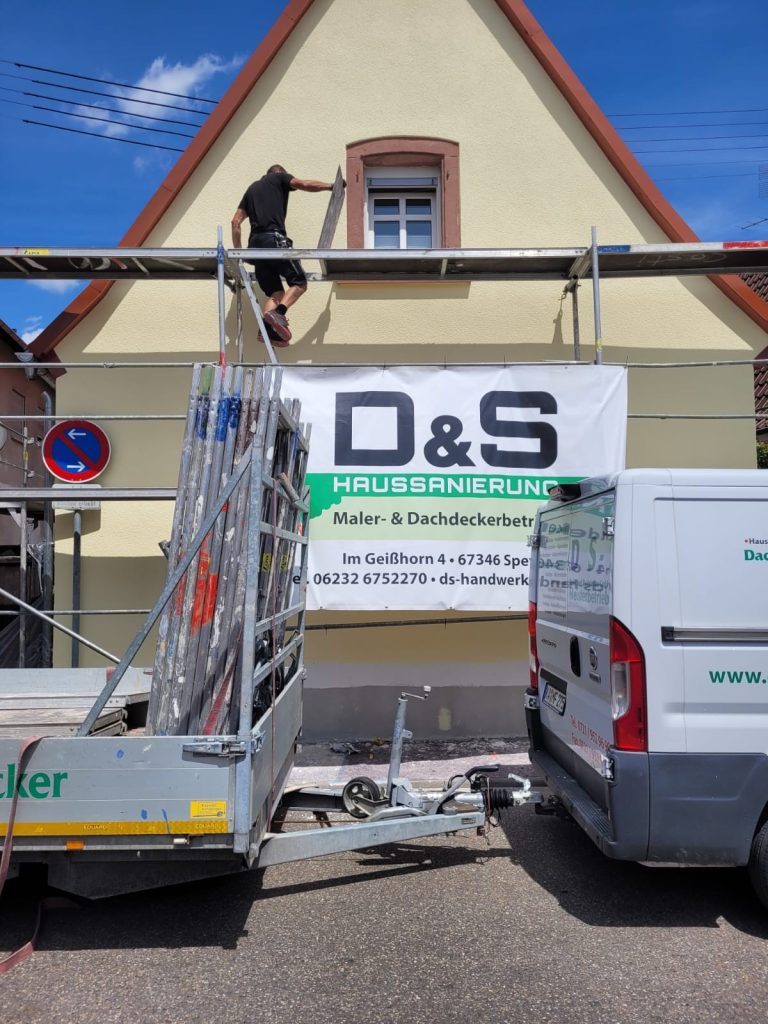 Renoviertes Haus mit Blumendekoration