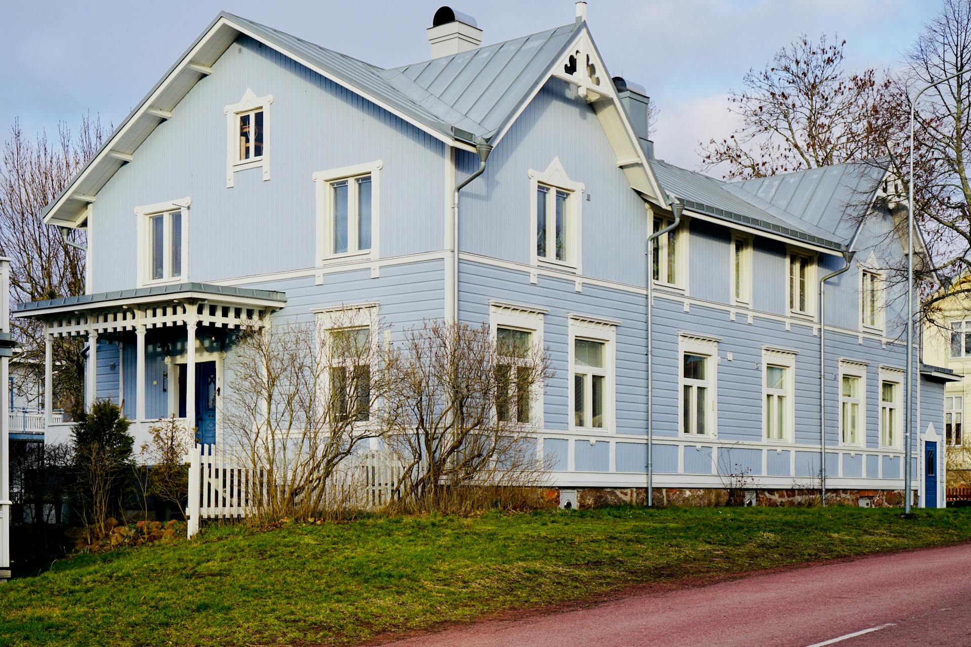Wunderschönes blaues Haus in Mariehamn, Ålandinseln, das nordische Architektur präsentiert.